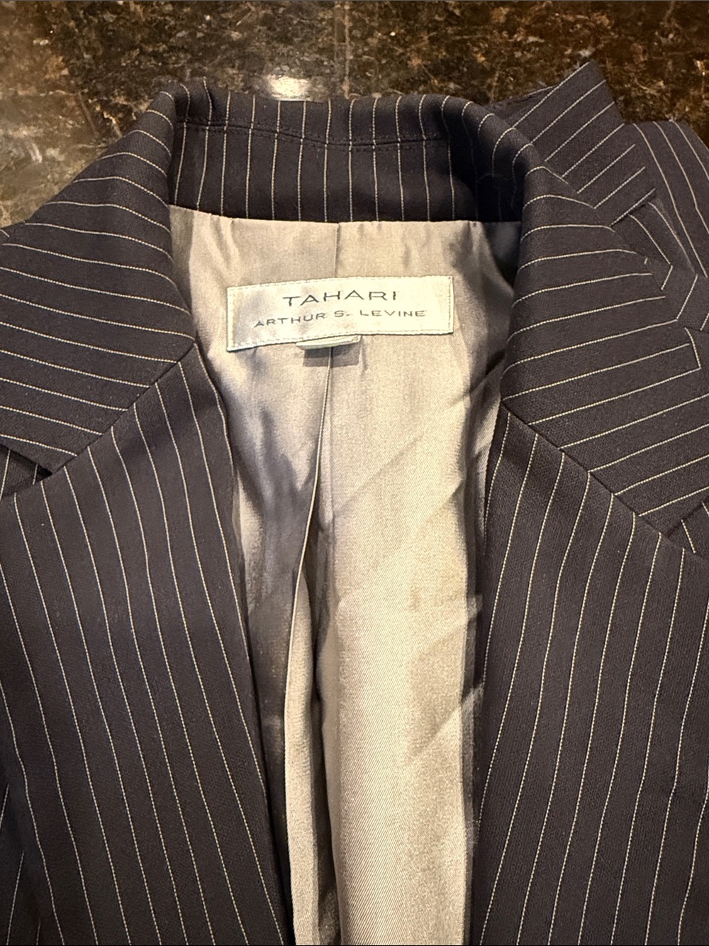 Tahari Navy Classic Corporate, Pinstriped pant suit size 4 - Picture 11 of 11